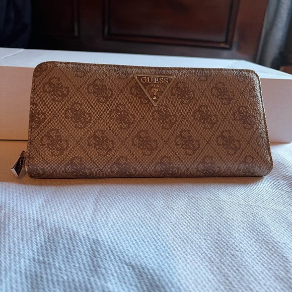 Guess Laurel SLG Large Zip Around L Latte Logo - Picture 1 of 3